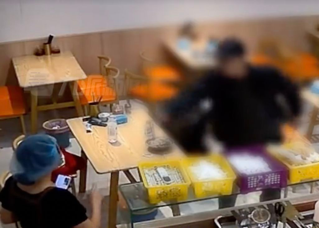 Goi bun oc nhung khong thay...oc, chang trai dap pha quan an