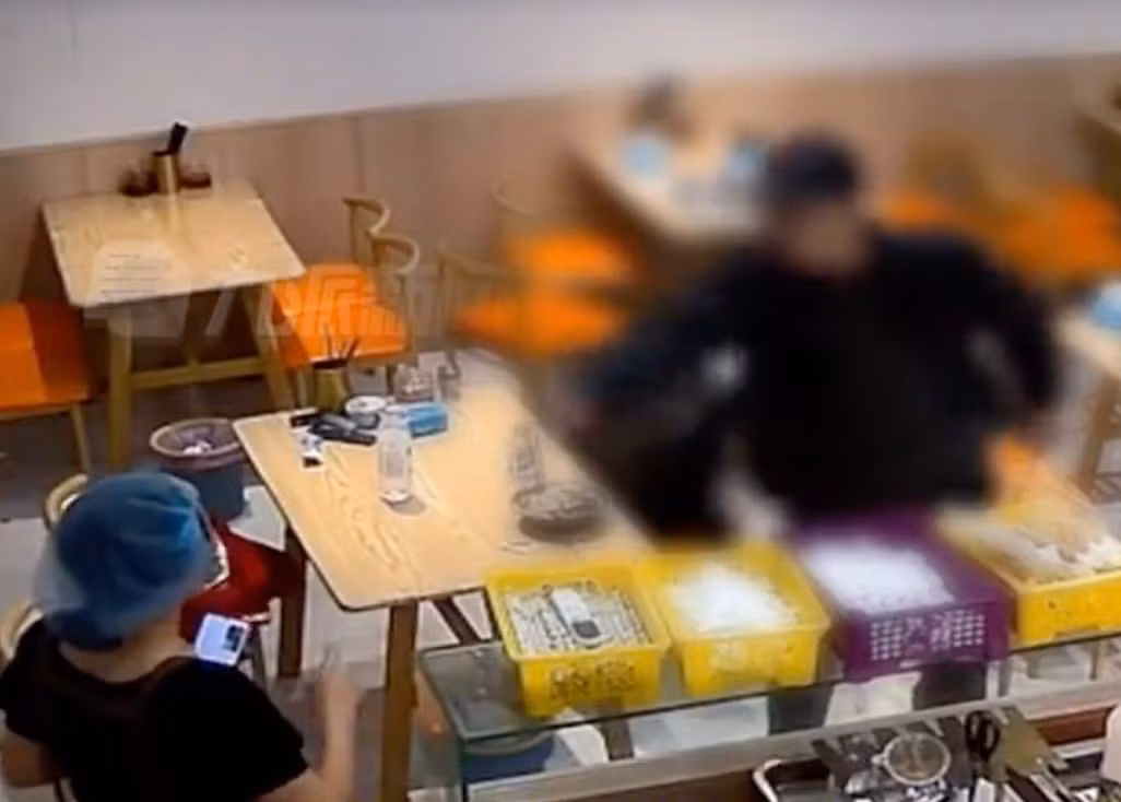 Goi bun oc nhung khong thay...oc, chang trai dap pha quan an