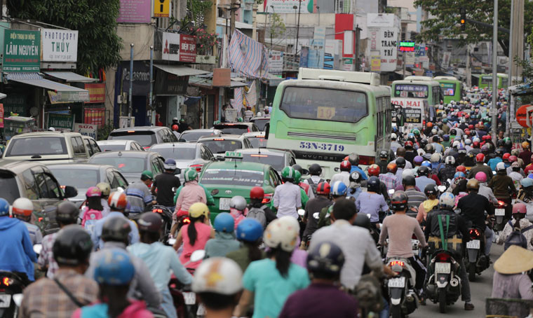 Nhiều người bị “chôn chân” trên đường về quê... 