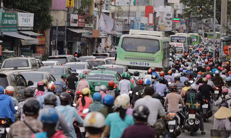 Nhiều người bị “chôn chân” trên đường về quê... 