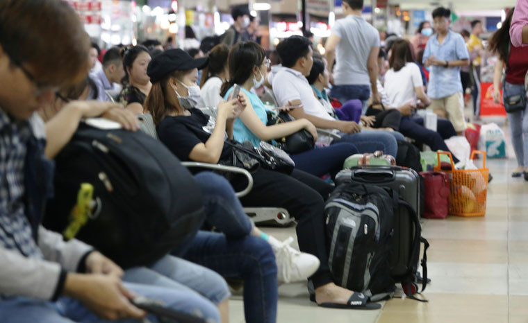 Khách chờ ra xe tại các bến xe ở TP HCM để về các tỉnh nhân dịp nghỉ lễ kéo dài 4 ngày.