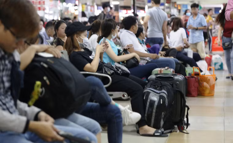 Khách chờ ra xe tại các bến xe ở TP HCM để về các tỉnh nhân dịp nghỉ lễ kéo dài 4 ngày.