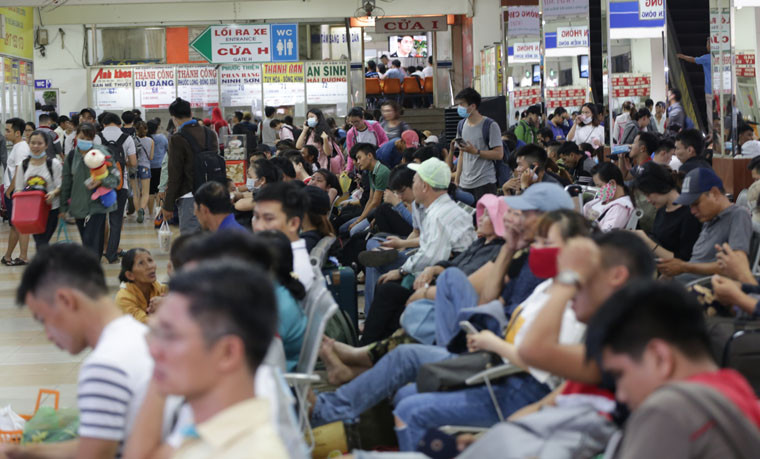 Người dân nằm, ngồi để mua chiếc ve xe khách đi nghỉ lễ. 