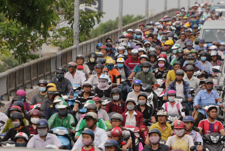 Kẹt cứng phương tiện trên cầu Bình Triệu, hướng đường ra vào bến xe Miền Đông.