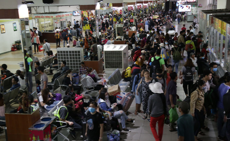 Cuối ngày làm việc chiều nay 27/4, bắt đầu kỳ nghỉ lễ 30/4 ngày Giải phóng hoàn toàn miền Nam thống nhất đất nước và Quốc tế Lao động (1/5) hàng ngàn người dân đã rời TP HCM để về quê, đi nghỉ lễ.