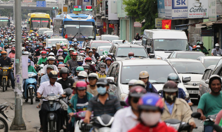 Dòng phương tiện chen chúc nhau để ra bến xe miền Đông...