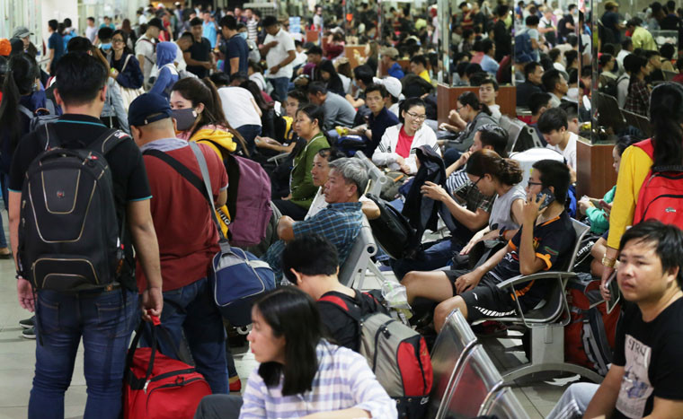 Cảnh hành khách la liệt tại bến xe Miền Đông (TP HCM) vào chiều tối nay 27/4.