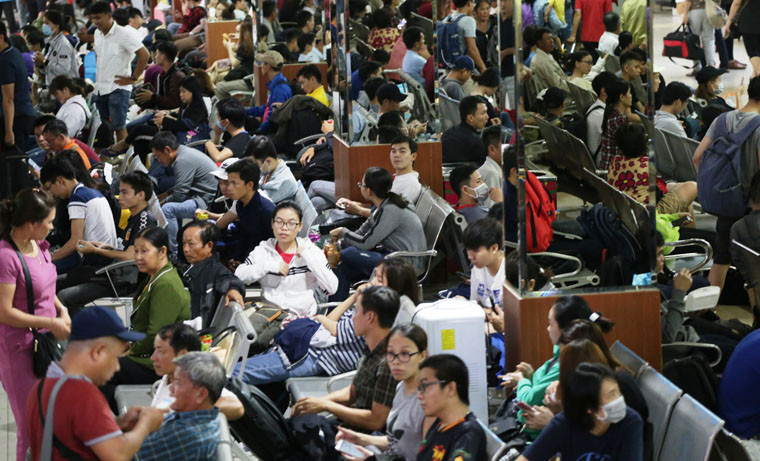 Nhiều nhà ga, bến xe chật kín người đến để mua vé về quê hoặc đi về các điểm du lịch xa TP HCM để nghỉ lễ khiến những khu vực này kẹt cứng người.