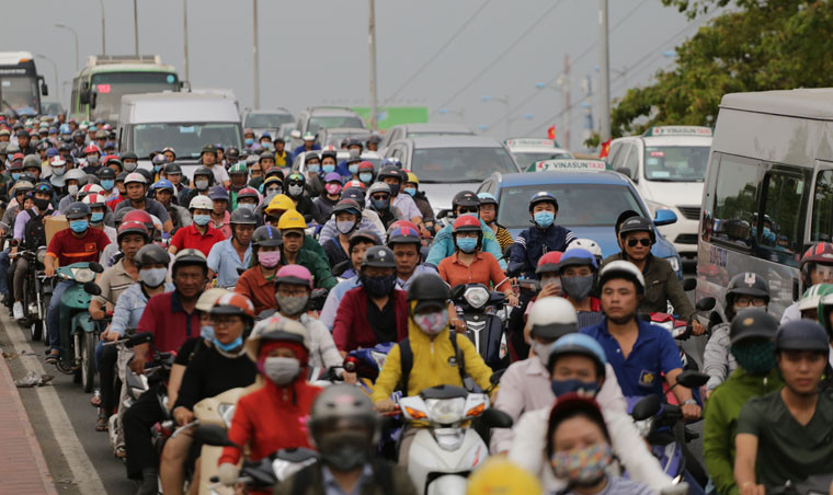 Ông Đặng Nguyễn Nguyên Huân, phó giám đốc Bến xe miền Tây cũng cho biết, kỳ nghỉ lễ 30/4 và 1/5 rơi vào dịp bắt cầu cuối tuần nên người lao động được nghỉ liên tục 4 ngày nghỉ (từ ngày 28/4 đến hết ngày 1/5). Trong thời gian này, lượng khách tại các bến xe dự kiến sẽ tăng vọt.