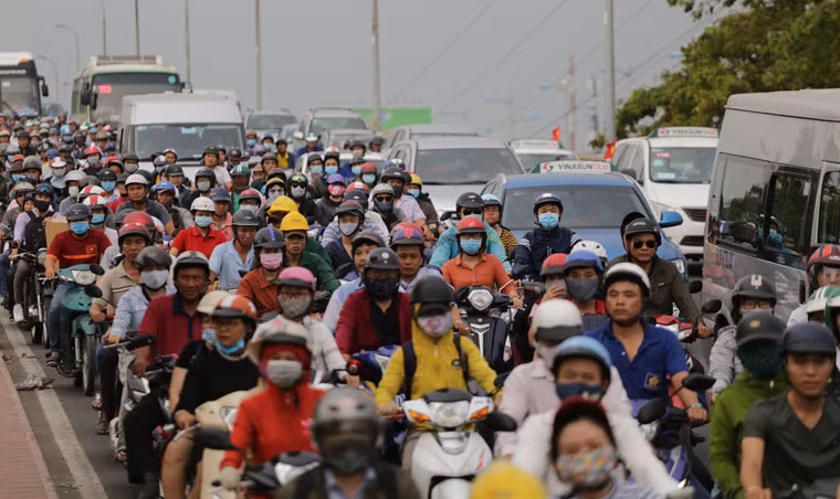 Ông Đặng Nguyễn Nguyên Huân, phó giám đốc Bến xe miền Tây cũng cho biết, kỳ nghỉ lễ 30/4 và 1/5 rơi vào dịp bắt cầu cuối tuần nên người lao động được nghỉ liên tục 4 ngày nghỉ (từ ngày 28/4 đến hết ngày 1/5). Trong thời gian này, lượng khách tại các bến xe dự kiến sẽ tăng vọt.