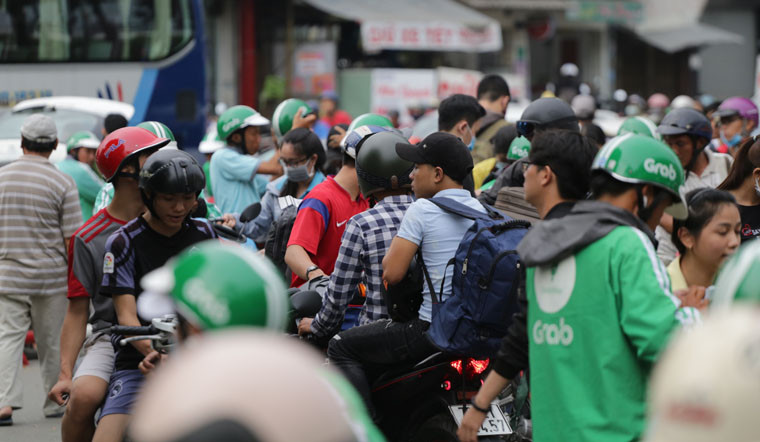 Cảnh chen chúc trên nhiều tuyến đường ở TP HCM để ra bến xe đi nghỉ lễ.
