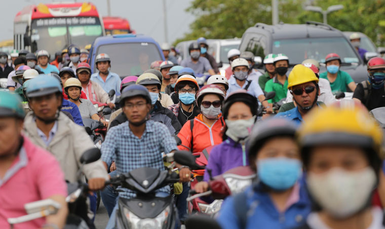 Cầu Bình Triệu (đoạn giáp Bình Thạnh và quận Thủ Đức) giao thông ùn tắc cả hai hướng. 