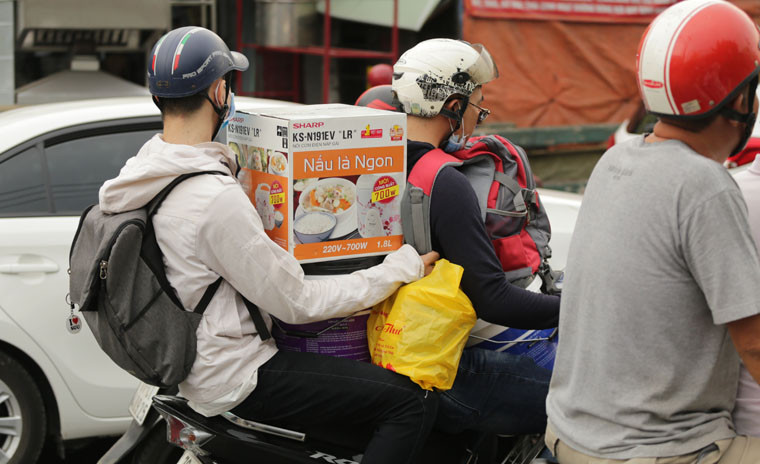 Hành khách vội vã ra bến xe để về quê nghỉ lễ.