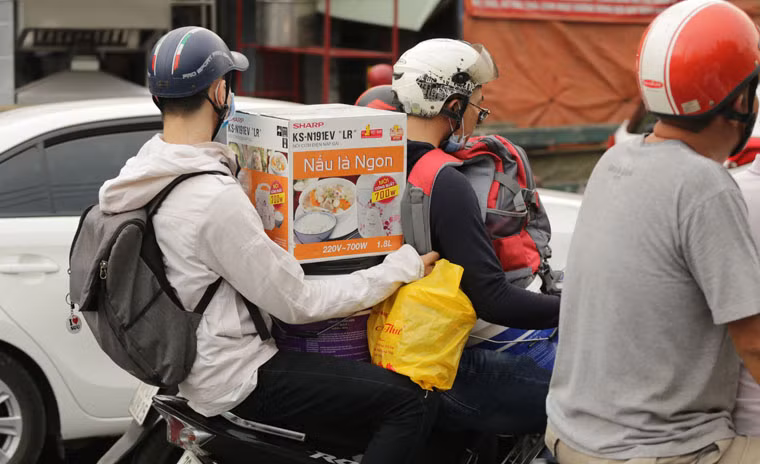 Hành khách vội vã ra bến xe để về quê nghỉ lễ.