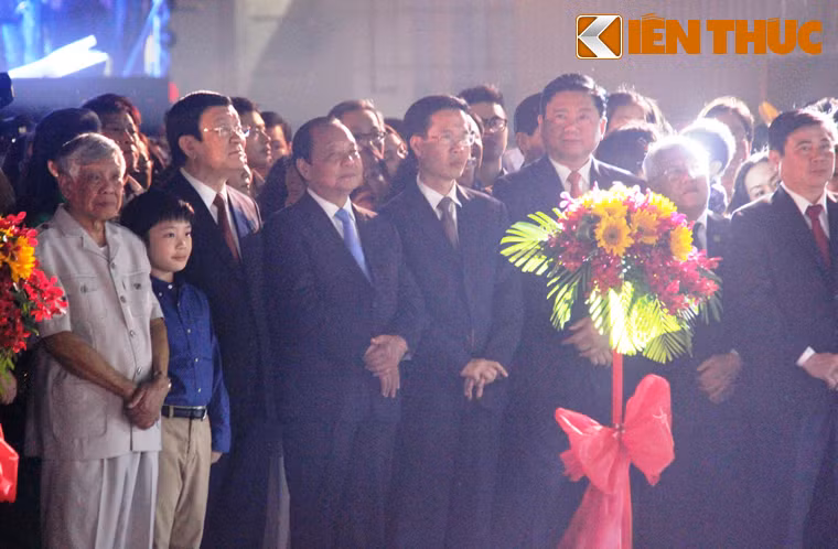 Tối 5/2 (27 tết Bính Thân 2016), tân Bí thư Thành uỷ TP HCM, UVBCT Đinh La Thăng cùng các vị lãnh đạo TP HCM và hàng triệu nhân dân thành phố mang tên Bác Hồ kính yêu đã vinh dự đón UVBCT, Chủ tịch nước Trương Tấn Sang, nguyên Tổng Bí thư Lê Khả Phiêu, UVBCT, Trưởng Ban Tuyên giáo Trung ương Võ văn Thưởng đến dự lễ khai mạc đường hoa Nguyễn Huệ.