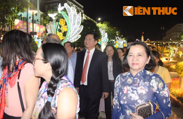 Bộ trưởng GTVT Đinh La Thăng vừa nhậm chức Bí Thư Thành uỷ TP HCM vào chiều cùng ngày.