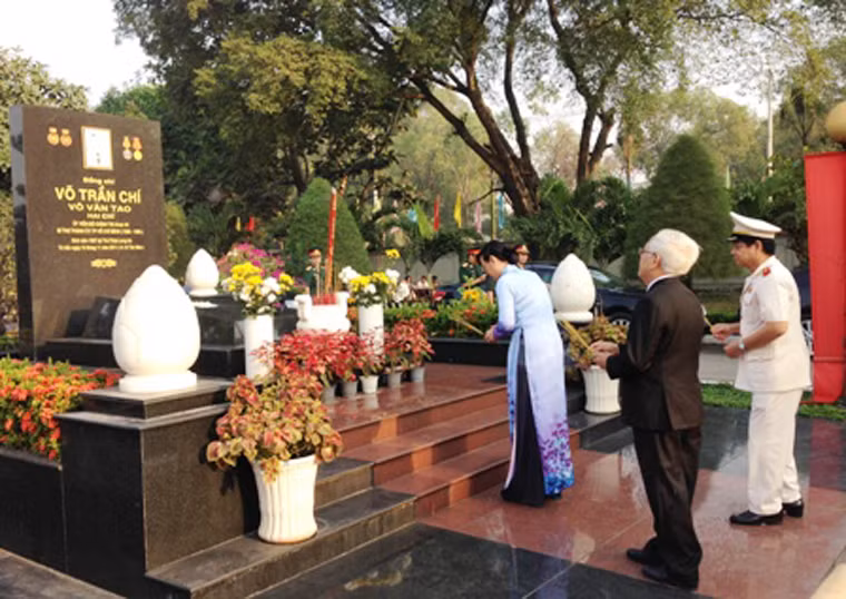 Ông mất ngày 16/1/2011 và an táng tại Nghĩa trang TP HCM.