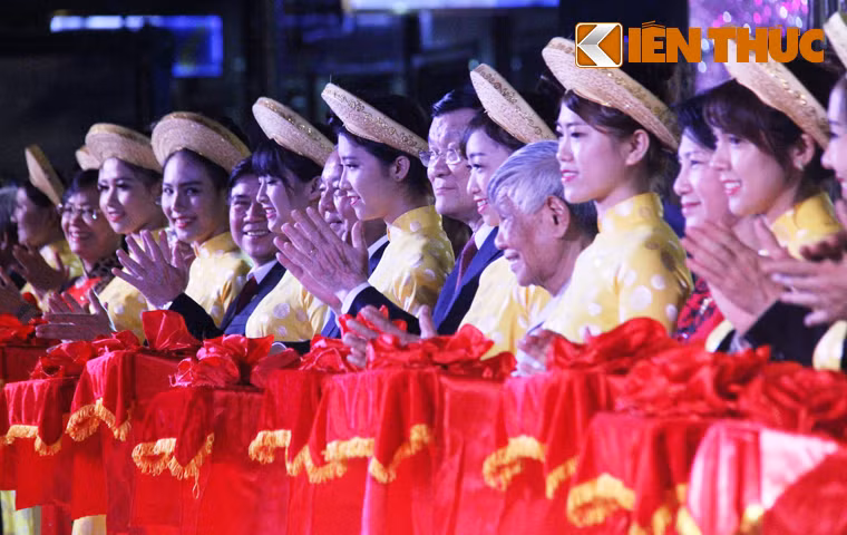 Chủ tịch nước Trương Tấn Sang và các vị đại biểu cắt băng khai mạc đường hoa Nguyễn Huệ.