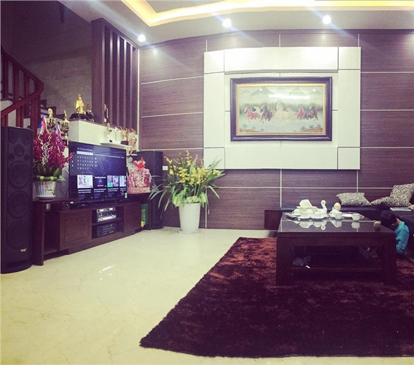 Sau khi kết hôn, Quế Ngọc Hải dọn ra ở riêng cùng vợ tại TP Vinh (Nghệ An) để thuận tiện cho việc đi lại, sinh hoạt. Nhà riêng của vợ chồng cầu thủ là một căn nhà 3 tầng khang trang với đầu đủ nội thất, tiện nghi hiện đại.