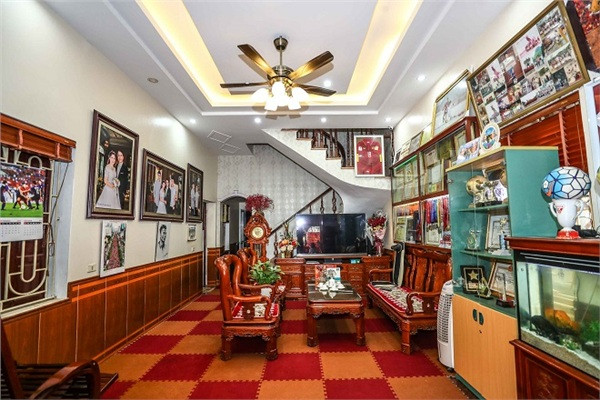 Nhà Quang Hải gồm 3 tầng, được chia thành nhiều không gian riêng phù hợp với các thành viên trong gia đình. Nội thất của căn nhà được thiết kế khá cầu kỳ và sang trọng. Phòng khách của căn nhà chính là nơi bố mẹ Quang Hải treo bằng khen, huy chiến, cúp vàng... mà anh chàng nhận được sau nhiều lần chinh chiến.