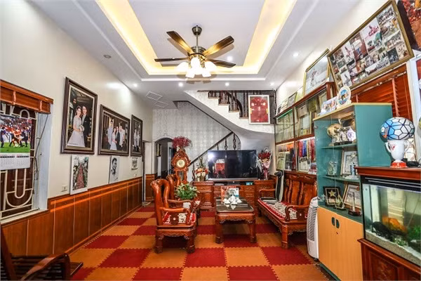 Nhà Quang Hải gồm 3 tầng, được chia thành nhiều không gian riêng phù hợp với các thành viên trong gia đình. Nội thất của căn nhà được thiết kế khá cầu kỳ và sang trọng. Phòng khách của căn nhà chính là nơi bố mẹ Quang Hải treo bằng khen, huy chiến, cúp vàng... mà anh chàng nhận được sau nhiều lần chinh chiến.