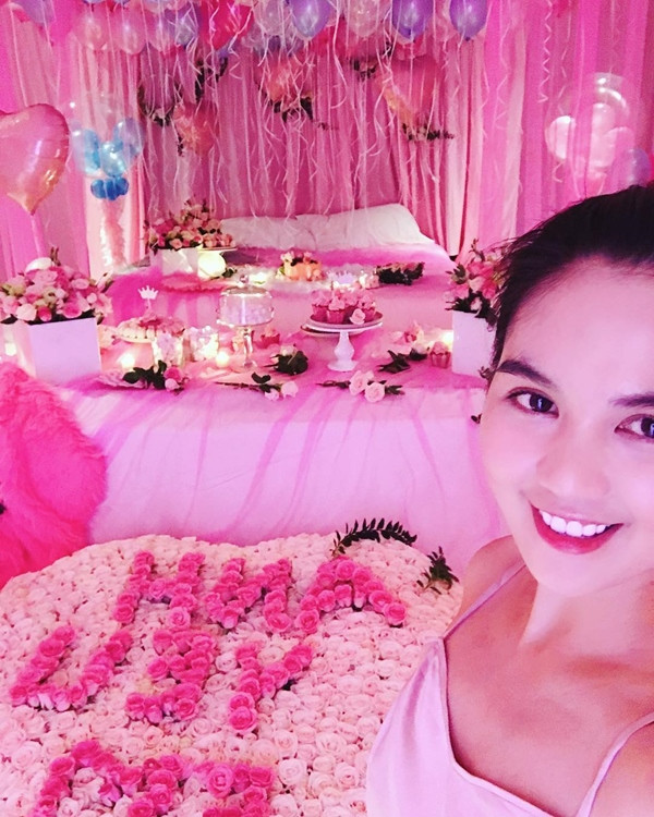 Chưa chia sẻ hình ảnh cụ thể bên trong ngôi nhà trị giá 50 tỷ nhưng mới đây, Ngọc Trinh cũng khiến dư luận "phát sốt" khi chia sẻ hình ảnh về căn phòng màu hồng rực rỡ, được trang hoàng cầu kỳ như phòng ốc dành cho công chúa.