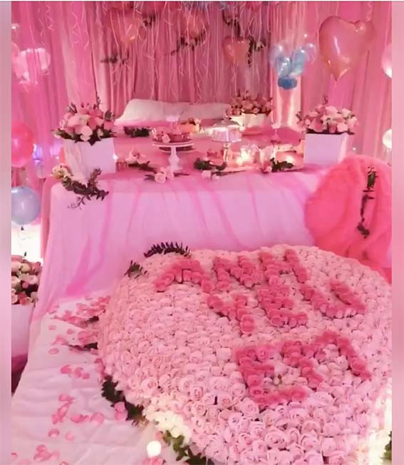 Theo tìm hiểu của PV, đây là căn phòng mà bạn trai đặc biệt chuẩn bị cho Ngọc Trinh nhân ngày sinh nhật với hoa, nến và bánh ngọt theo đúng sở thích của cô. Ông bầu Vũ Khắc Tiệp cũng là nhân vật tham gia chuẩn bị căn phòng màu hồng này cho Ngọc Trinh. Vũ Khắc Tiệp còn bình luận, Ngọc Trinh xứng được như vậy và hơn thế nữa.