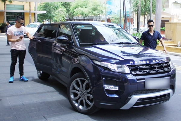 Trước đó, anh còn sở hữu một chiếc xe khác có giá lên tới 5 tỷ đồng. Công việc thuận lợi và đặc biệt là việc nhận được nhiều lời mời quảng cáo, đại diện hình ảnh... khiến Việt Anh không ngại móc hầu bao chi tiền cho trang phục, phụ kiện...