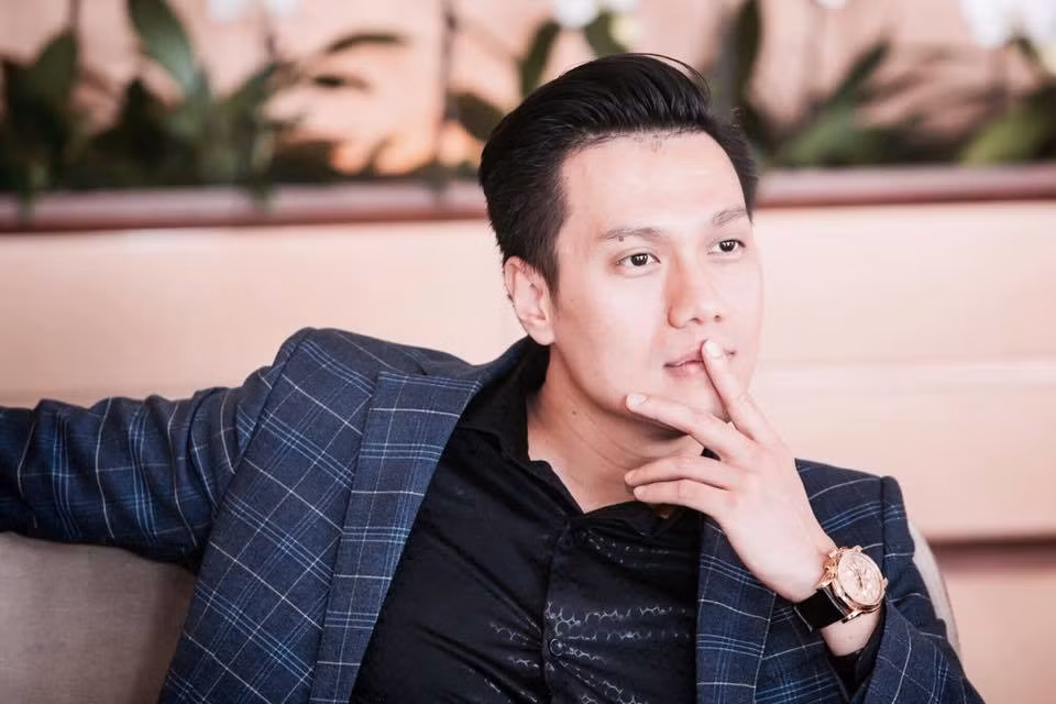 Chiếc đồng hồ nam diễn viên Việt Anh đang sở hữu có một không hai tại Việt Nam trị giá gần 300 triệu đồng. Ngoài ra, anh còn sở hữu nhiều mẫu kính đắt tiền của nhiều thương hiệu nổi tiếng có giá dao động từ 20- 40 triệu đồng.