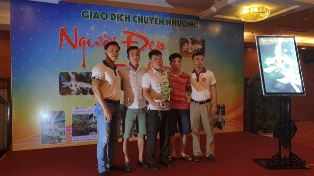 "Người đẹp Bình Dương" - giò lan bé xíu, siêu hiếm, giá bằng biệt thự hạng sang - Hình 2 Ông Tạ Đình Hùng và 2 người bạn trong Hội hoa lan Thái Bình đã mua lan “Người đẹp Bình Dương” để nuôi trồng giống lan quý này. VOV đưa tin, ông Hùng cho biết giá giò lan phi điệp đột biến lên tới gần 10 tỷ đồng.