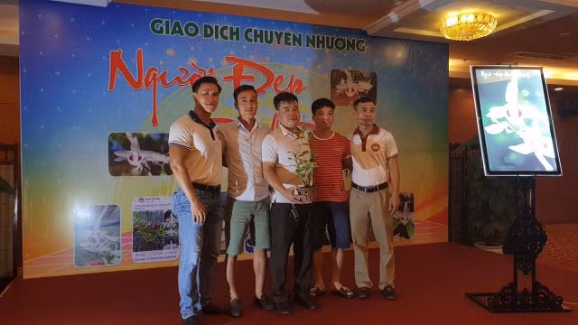 Ông Tạ Đình Hùng và 2 người bạn trong Hội hoa lan Thái Bình đã mua lan “Người đẹp Bình Dương” để nuôi trồng giống lan quý này. VOV đưa tin, ông Hùng cho biết giá giò lan phi điệp đột biến lên tới gần 10 tỷ đồng.