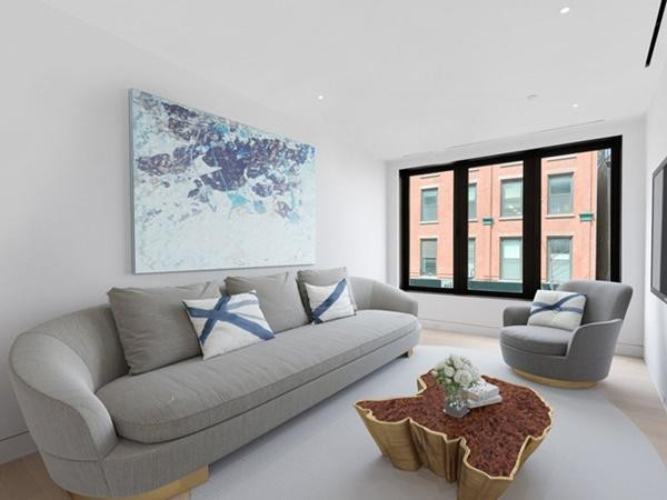 So với 2 căn nhà bên cạnh, căn nhà này có chiều ngang khá hẹp.