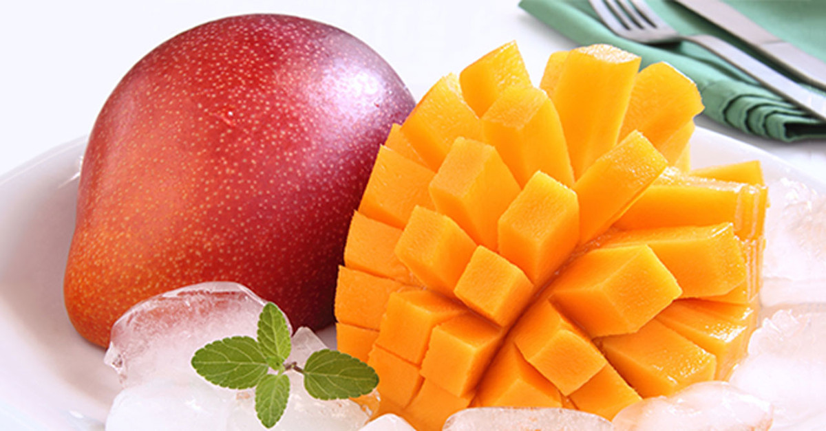 Mâm cúng Tết Đoan Ngọ (hay còn gọi là Tết diệt sâu bọ) của người Việt thường có hoa quả như xoài, mận, vải. Thay vì chọn các loại quả Việt, không ít người tìm mua hàng nhập khẩu có mức giá vô cùng đắt đỏ. Những loại sính lễ đắt đỏ này thậm chí "cháy" hàng trước Tết khá nhiều ngày. Thùy Anh (trú tại Đống Đa, Hà Nội) cho biết, để chuẩn bị cho mâm hoa quả ngày 5/5 Âm lịch, chị đã gọi cho 4 cửa hàng để đặt mua xoài đỏ Nhật Bản nhưng đều đã hết hàng.