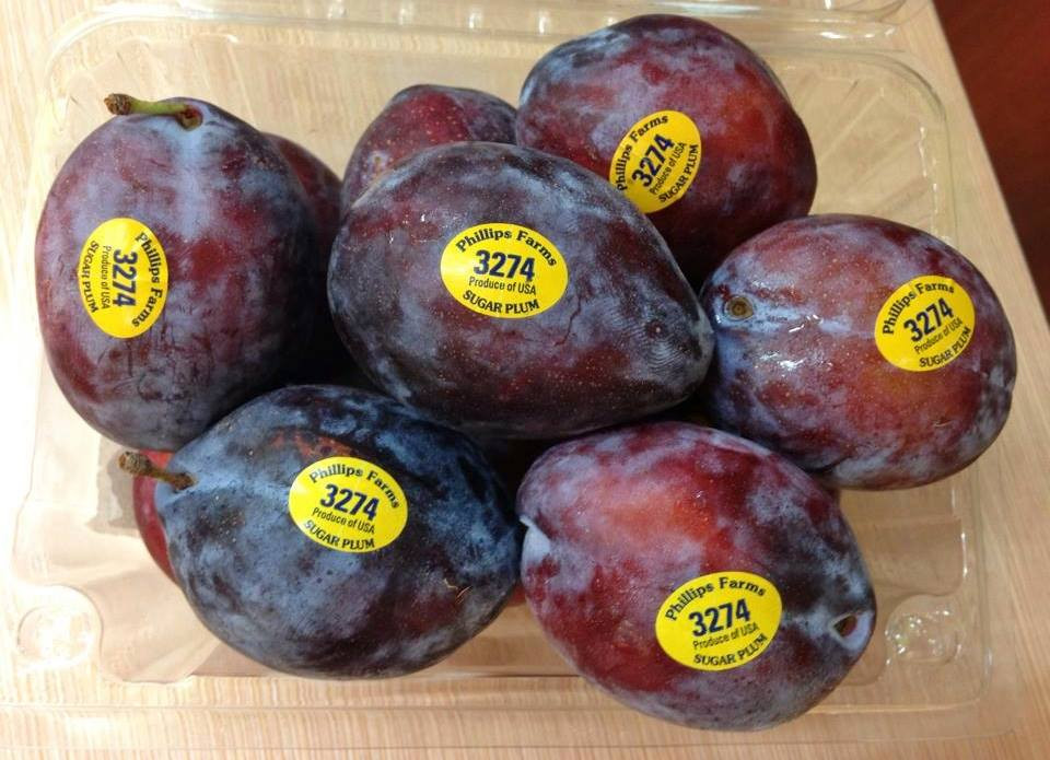 "Có những khách mua vài triệu đồng tiền hoa quả cúng Tết Đoan Ngọ. Loại nào lạ và ngon thì đều mua cả", Linh Chi (chủ cửa hàng hoa quả nhập khẩu trên đường Nguyễn Chí Thanh, HN) cho biết.