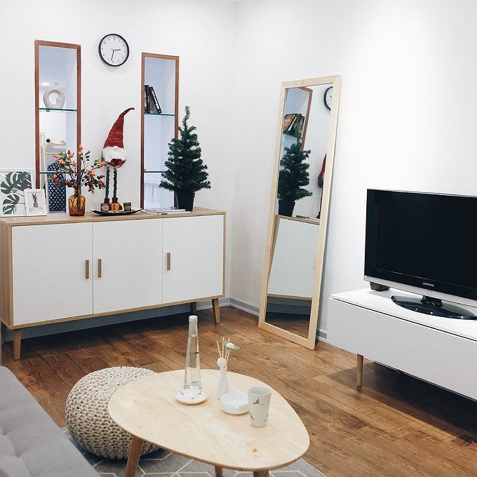 Tông màu được sử dụng xuyên suốt ngôi nhà là trắng, ghi xám và màu gỗ mang lại cảm giác sang trọng, sạch sẽ.