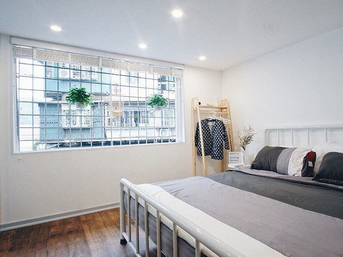 Khu vực phòng ngủ đơn giản, ấm cúng với hệ cửa cuốn giúp gia chủ lấy ánh nắng tự nhiên vào phòng, kéo lên hạ xuống theo nhu cầu.