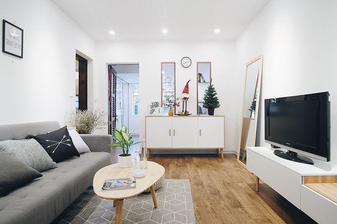 Các kiến trúc sư quyết định làm mới căn hộ với tổng chi phí 100 triệu đồng, trong đó 55 triệu đồng cải tạo thô và 45 triệu cho nội thất.