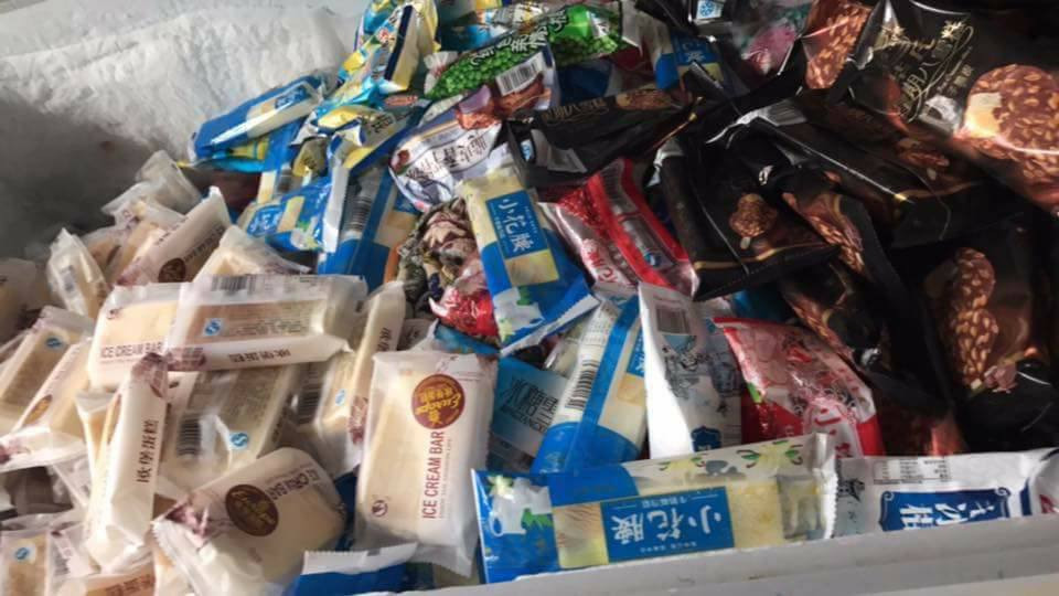 Khi bày tỏ lo ngại về chất lượng, người phụ nữ này dẫn chứng gia đình chị vẫn ăn hàng ngày vì đây là hàng nội địa chuẩn nên rất an toàn. Chị cũng chia sẻ, ngay chung cư nhà mình, mọi người thường rủ nhau mua chung vài thùng một lần để có giá rẻ.