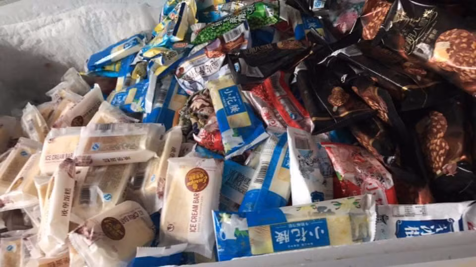 Khi bày tỏ lo ngại về chất lượng, người phụ nữ này dẫn chứng gia đình chị vẫn ăn hàng ngày vì đây là hàng nội địa chuẩn nên rất an toàn. Chị cũng chia sẻ, ngay chung cư nhà mình, mọi người thường rủ nhau mua chung vài thùng một lần để có giá rẻ.