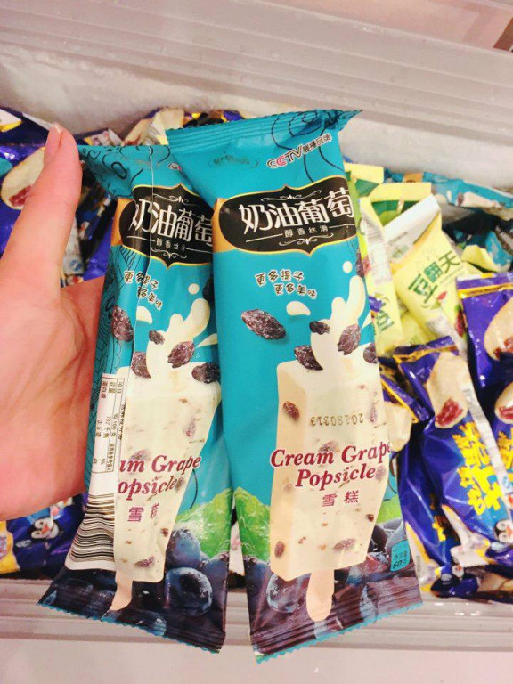 Cùng những hình ảnh được cho là tự chụp, người này quảng cáo kem “chuyên bán cho người Trung Quốc ăn”, nên bao bì toàn tiếng Trung. Hạn sử dụng của kem là 5 tháng. Một thùng kem 40 que có từ 10 đến 15 vị gồm socola, vani, đậu xanh hay dâu tây.