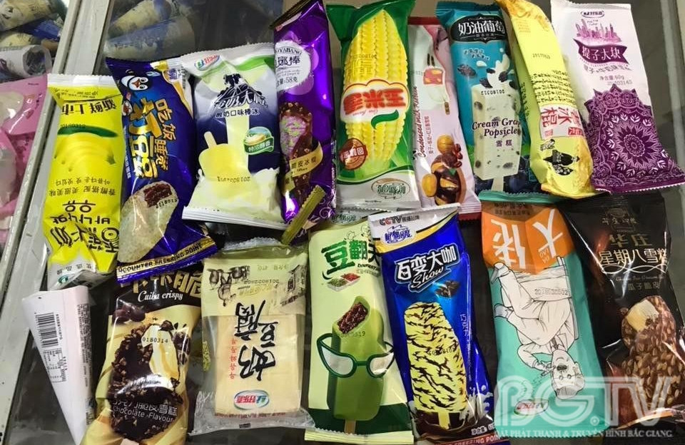 Theo khảo sát, những thùng kem gắn mác nội địa Trung Quốc hay Đài Loan đang được rao bán nhiều trên Internet phổ biến với giá 140.000-200.000 đồng/thùng 40 que. Kem gồm cả kem cây và ốc quế, được đóng gói bằng bao bì nylon, in chữ Trung Quốc với màu sắc bắt mắt.