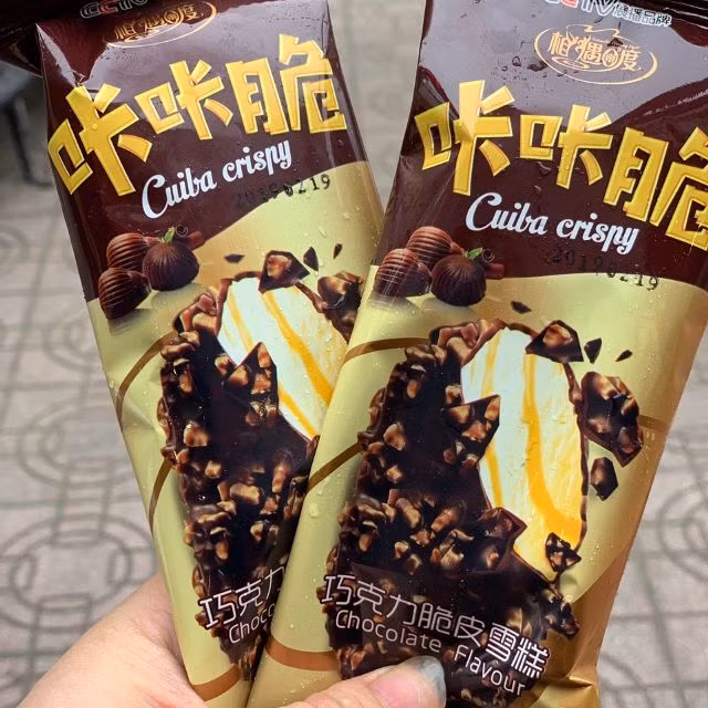 Với mức giá “bèo” lại đa dạng kiểu dáng, hương vị, đặc biệt khi các tỉnh miền Bắc nắng nóng gay gắt, nên kem “nội địa Trung Quốc” đang gây sự chú ý lớn và có mức tiêu thụ mạnh.