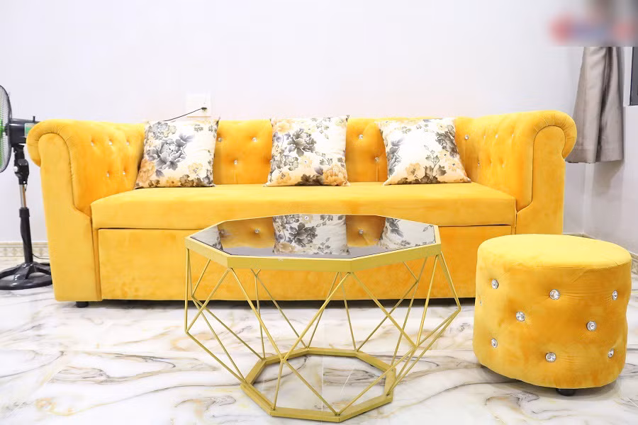 Bộ sofa vàng nổi bật đặt trên tầng hai nhà Lê Dương Bảo Lâm rất quen thuộc với các fan. Đây chính là nơi quen thuộc để Bảo Lâm ngồi livestream sản phẩm mỗi tối. Trên Vietnamnet, Bảo Lâm thừa nhận chính nhờ công việc quảng cáo giùm các thương hiệu qua facebook mà anh mới đủ tiền cất nhà.