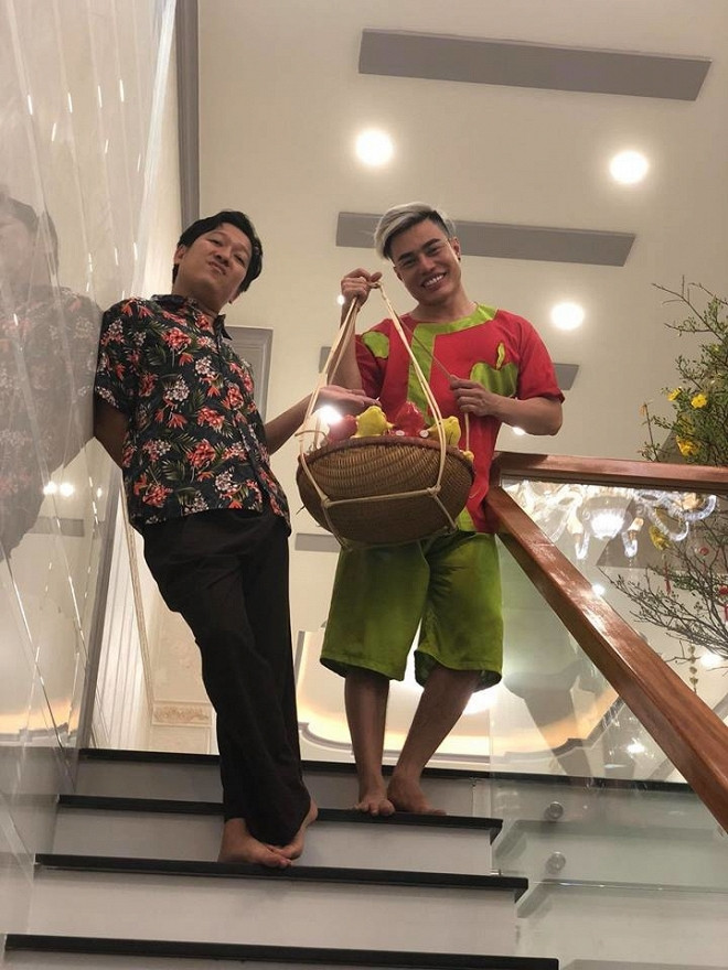 Danh hài Trường Giang là một trong những vị khách đầu tiên đến mừng tân gia với vợ chồng Lê Dương Bảo Lâm. Bà xã Quỳnh Anh là người luôn kề vai sát cánh cùng nam diễn viên trên các nẻo đường lưu diễn.