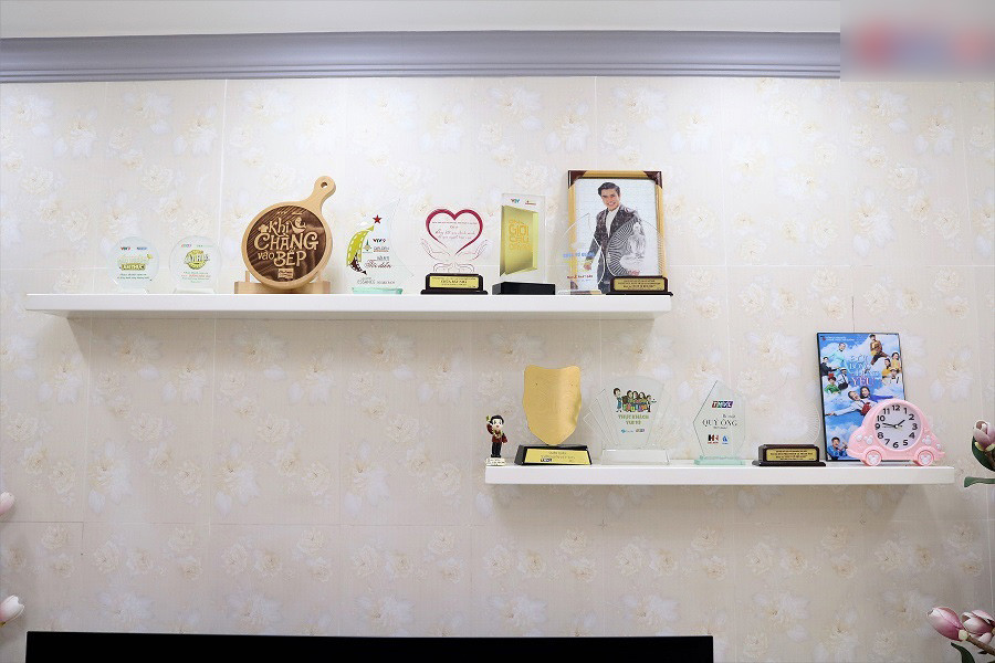 Lê Dương Bảo Lâm dành một góc nhỏ trong nhà để trưng bày những chiếc cúp, giải thưởng mà mình từng giành được.