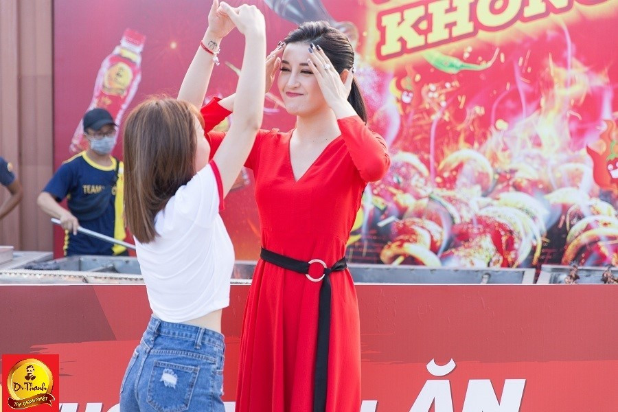 Le hoi Pho hang nong: Gioi tre hao huc cho cap doi Big Daddy – Emily-Hinh-2