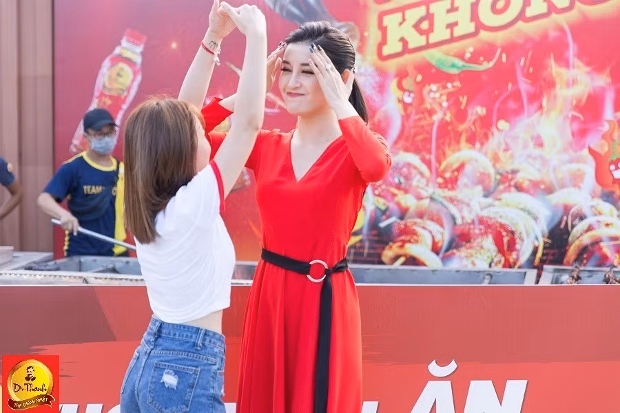 Le hoi Pho hang nong: Gioi tre hao huc cho cap doi Big Daddy – Emily-Hinh-2