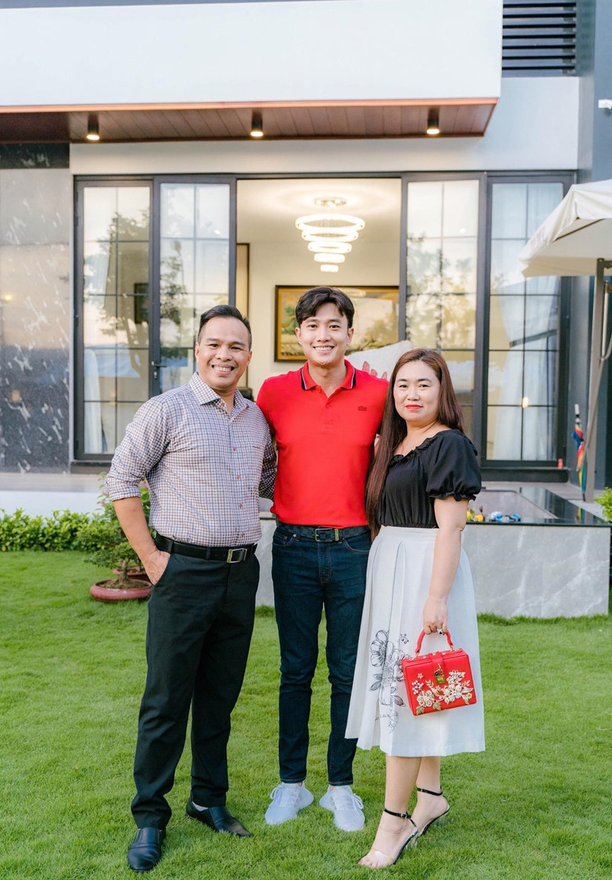 Quốc Trường từng tâm sự, căn nhà là món quà đặc biệt mà anh dành tặng bố mẹ. Tổng số tiền Quốc Trường đầu tư mua đất và làm nhà khoảng 25 tỷ đồng, trong đó phần xây dựng, nội thất tốn 10 tỷ đồng. Quốc Trường cũng tiết lộ, nếu chỉ đóng phim thì giấc mơ về biệt thự trong mơ của anh rất khó trở thành sự thật. Có được thành quả này đều là nhờ những thành công trong việc kinh doanh nhà hàng suốt nhiều năm. Ảnh: Zing