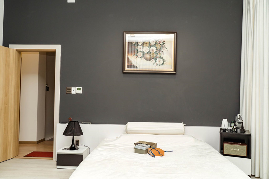 Biệt thự của Quốc Trường có tất cả 7 phòng ngủ, đều lấy tông màu xám và trắng làm chủ đạo thiết kế. Trong ảnh là một góc phòng ngủ của chính nam diễn viên, được thiết kế theo phong cách hiện đại, đơn giản. Một số phòng khác chọn phong cách cổ điển làm điểm nhấn. Ảnh: Zing