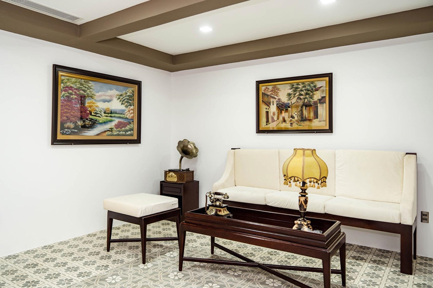 Phòng giải trí lại đi theo xu hướng cổ điển. Thế nên mọi vật trang trí trong gian phòng, từ gạch lát nền, nội thất, điện thoại hay máy hát... đều mang phong cách cổ điển trang nhã.